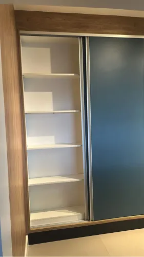 Armário cozinha com 3 portas de correr azul petróleo. 