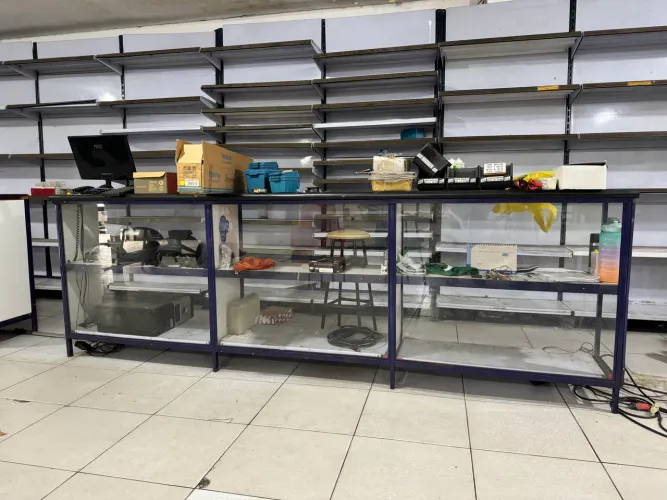 Balcao metalico com vidro