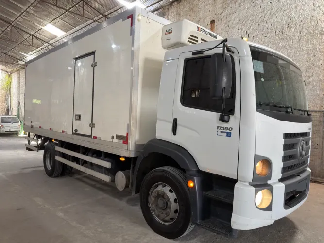 2 CAMINHÕES A VENDA VW 17.190 ROBUST VW 25.420 6x2