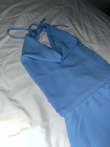 Macacão short/saia azul de costas aberta tam. único