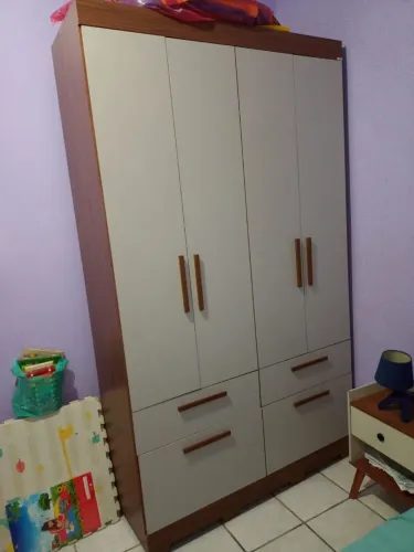 Guarda roupa em estado de bovo