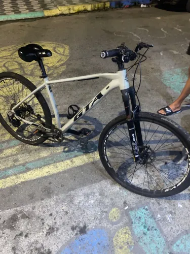 GTA freio a óleo 8 velocidades 1 catraca na frente Amortecer ? Quadro ? Freios ?