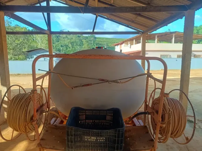 Pulverizador com manqueiras adaptada