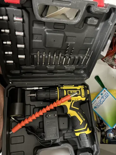 Vendo parafusadeira/furadeira sem fio B-TEK 12V, completa e pronta para uso.