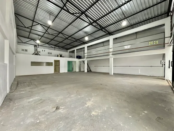 Galpão 250m2 no Parque 10 - Doca e Escritório - Próx Supermercado Veneza