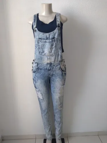 Macacão Jeans estiloso Tam _ 38 no Precinho