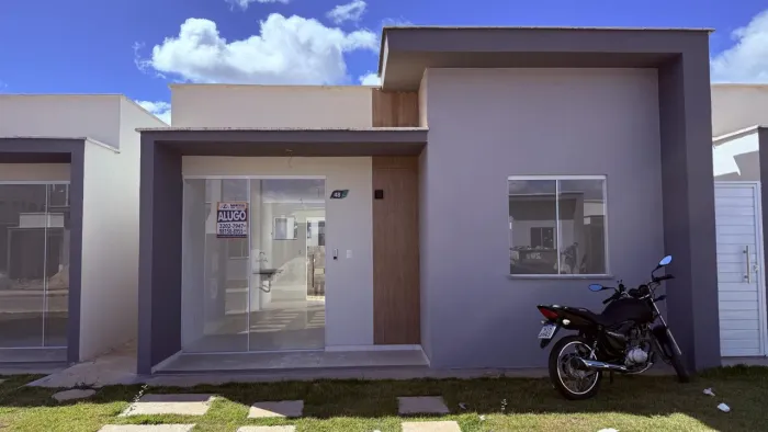 Alugo casa solta de 2/4 sendo 01 suite nova (1º locação) em Condominio com completa infra