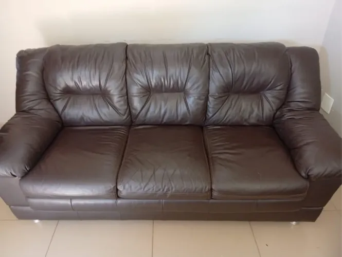 Vende-se sofá de dois e três lugares de couro em bom estado com poucas marcas de uso 