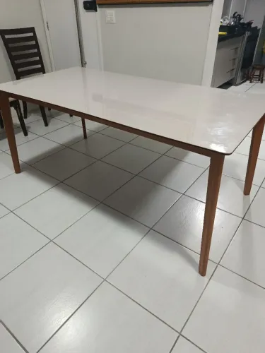 Mesa 180x90, tampo laca e base madeira maciça..