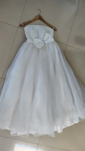 Vestido branco com pedrarias