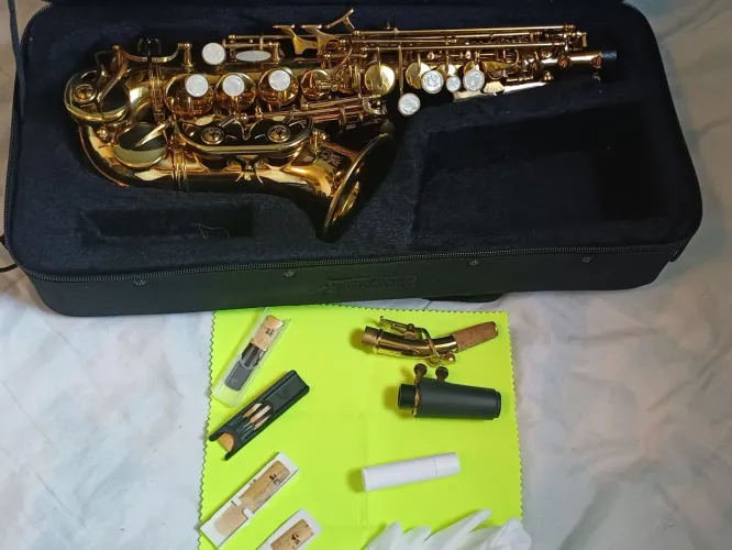 Sax Soprano Curvo da Konig em Sib Dourado Completo Com Estojo Boquilha