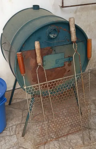 Kit Churrasqueira de Tambor + Grelha e Espetos - R$ 80