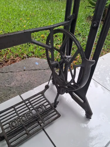 Mesa de costura com pedal  relíquia 