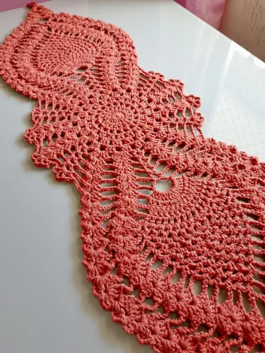 Trilho de mesa em crochê feito a mão