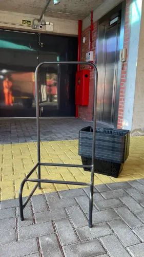 Suporte para cestas de mercado + 10 cestas | Estrutura metálica preta