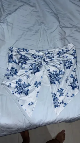 Top azul e branco floral
