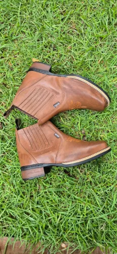Botas e botinas em couro 