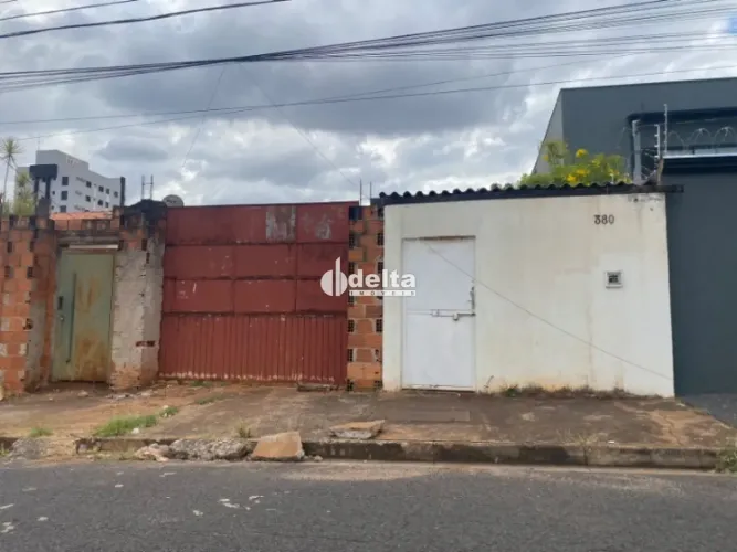 Terreno disponível para venda no bairro Granada em Uberlândia-MG