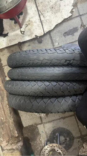 Pneus usados de diversas motos