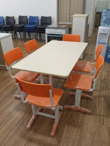 Mesa com 6 cadeiras para refeitório