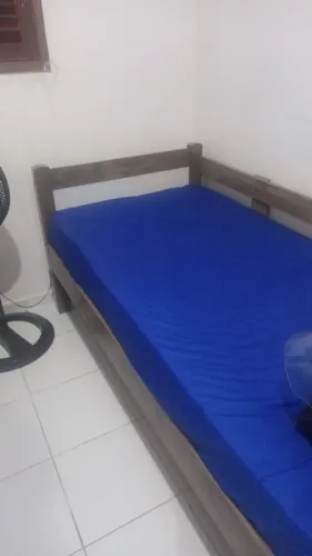 Cama de solteiro com o colchão