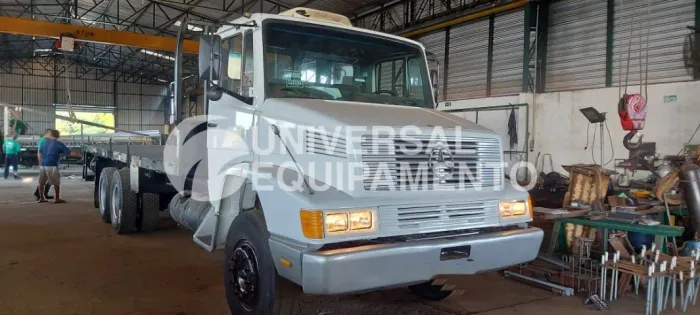 Caminhão Mercedes 2318_6x2 Carroceria de aço 8,4m