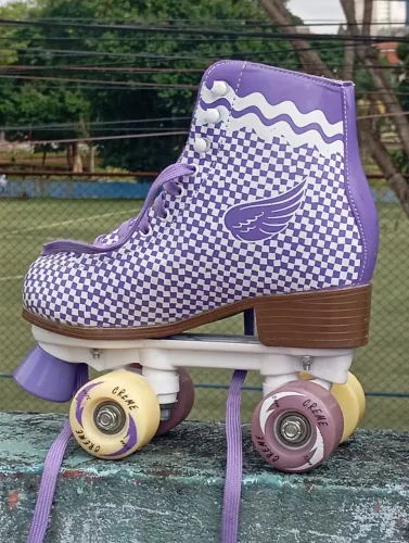 Patins 4 rodas seminovo da marca the CRÉME shop