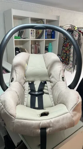 Bebê conforto bege da Maxi Cosi