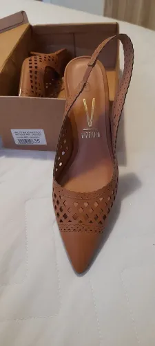 Sapato imitacao de couro na cor martom claro.