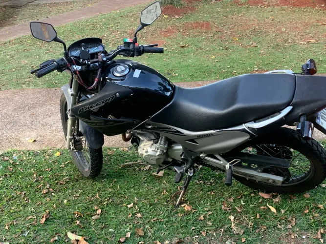 Vendo Honda Falcon 400, ano 2006, muito bem cuidada e pronta para rodar.  