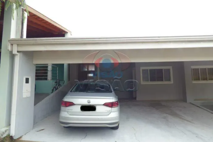 Casa em condominio com planejados e churrasqueira!