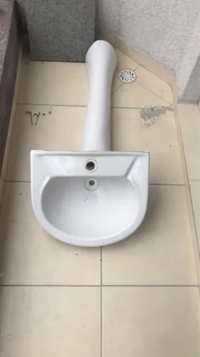 Pia para banheiro e torneira 