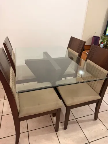 Mesa com 4 cadeiras.