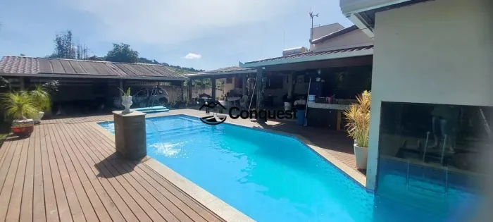 Vendo Linda e Charmosa Chácara com acabamento de alto padrão, 05 quartos sendo 3 suítes, P