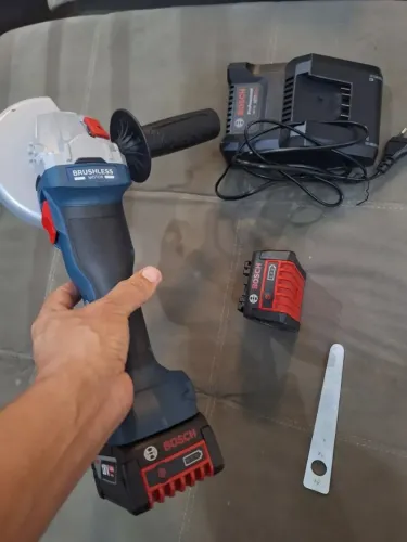 Esmerilhadeira Bosch Gws 18v-8 Com 2 Baterias 4ah Brushless