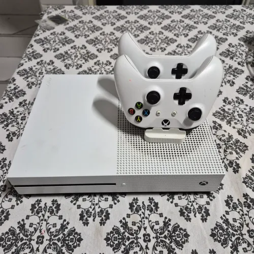 Xbox One S 1TB com 2 controles - usado em ótimo estado