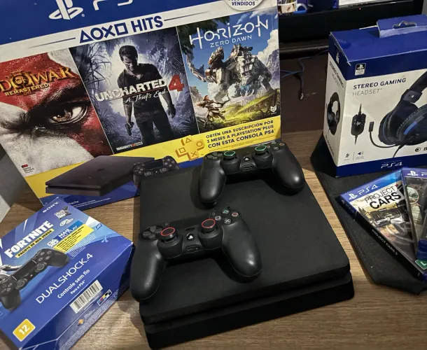 PS4 Completo em perfeito estado 3 controles e jogos