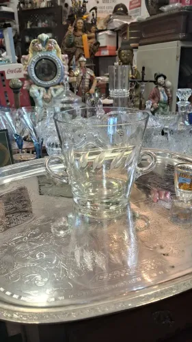 Balde de gelo vintage de cristal translúcido com lapidação de folhas em baixo-relevo