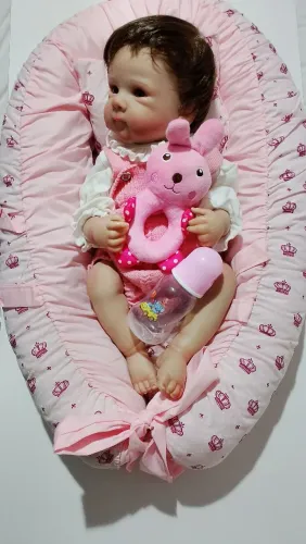 Bebê Reborn +berço ninho, mamadeira e chocalho, roupinha de tricô simplimente uma fofura.