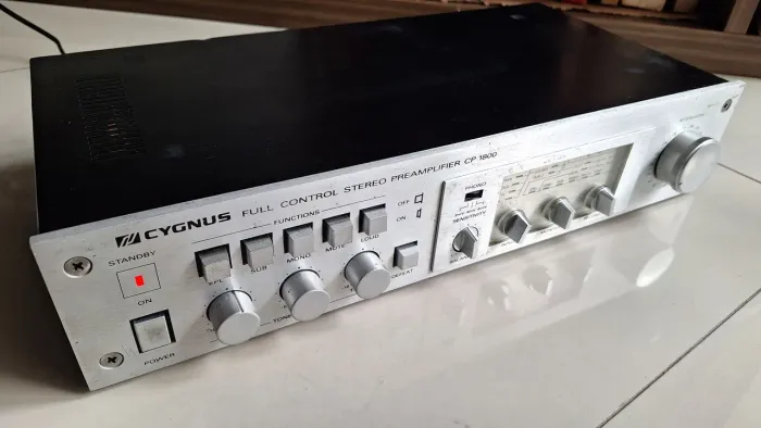 PRÉ AMPLIFICADOR CYGNUS CP 1800
