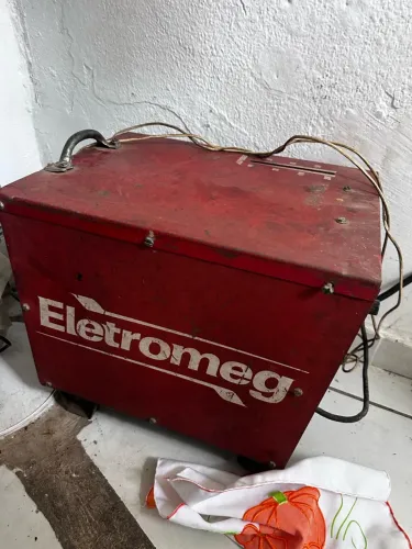 Máquina de solda eletromeq está sem os cabos de solda