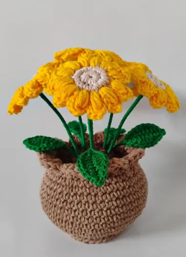 Vaso com flores de crochê