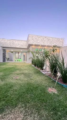Casa auto padrão com 03 suítes disponível para venda, aceita financiamento.