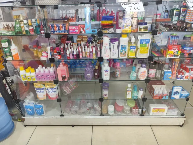 Vitrine com base madeira em perfeito estado