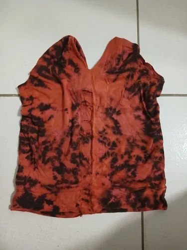 Camiseta Feminina Regada de Linho Vermelha e Preta