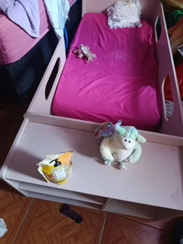 Cama montessoriana infantil com sapateira