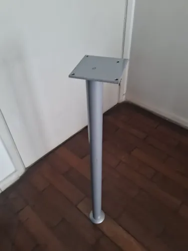 Pe de mesa de metal 