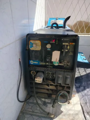 Moto soldadora e ferramentas de oficina 