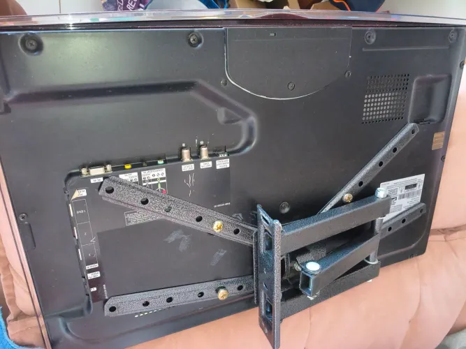 Tv samsung 30 polegadas usada ,não é Smart e já vem com braço extensor que vai na parede,