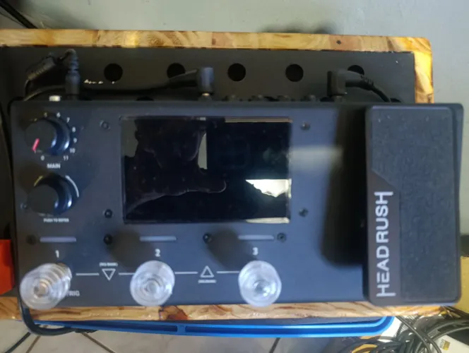 Pedaleira de guitarra e baixo Headrush mx5